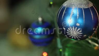 圣诞树上有花环的蓝球