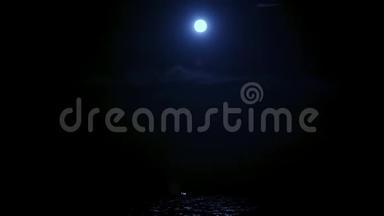 月光在<strong>水上</strong>，月亮在海上，月亮在夜空，月亮在<strong>水上</strong>