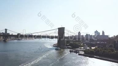 从布鲁克林区穿过东河的布鲁克林大桥的鸟瞰图。 无人机飞过<strong>交通道路</strong>..