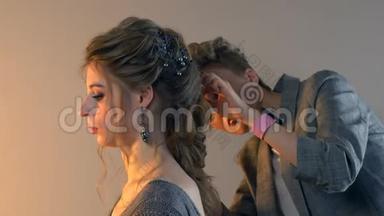 化妆师和理发师正在准备婚礼前的新娘。 发型短而时尚的发型设计师化妆