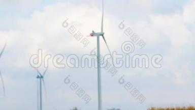 风力涡轮机是蓝天白云下最清洁、最可再生的能源之一