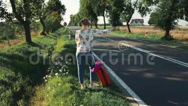 年轻女子在乡间路上搭便车。