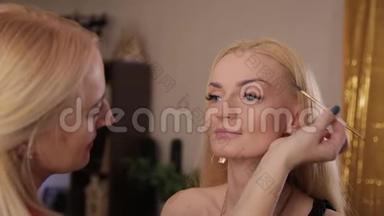专业的化妆师使化妆成为一个非常漂亮的女人。