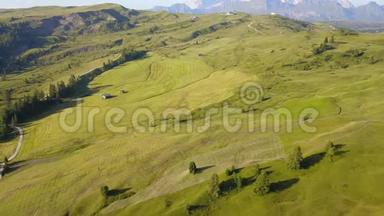 高海拔草地的空中无人机景观，形成柔软的山丘。 意大利阿尔塔巴迪亚多洛米特斯