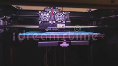 在3D打印<strong>机上</strong>打印。 工业打印在3D打印<strong>机上</strong>。 3d打印的渐进技术。 3D打印机工作