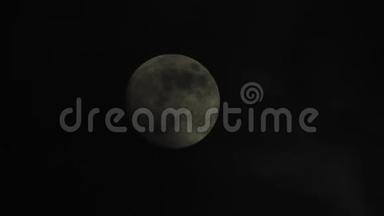 月亮上有云在漆黑的夜空中掠过，时间流逝，阴云密布，明亮的月亮上有云，非常详细的视频