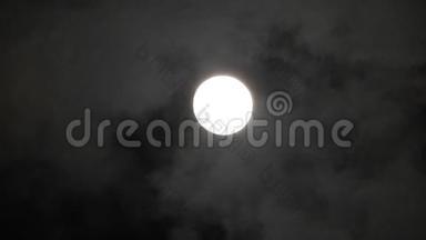 月亮上有云在漆黑的夜空中掠过，时间流逝，<strong>阴云密布</strong>，明亮的月亮上有云，非常详细的视频