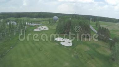 鸟瞰高尔夫球场，池塘和高尔夫球场的绿色草坪.. 美丽高尔夫球场的沙堡。