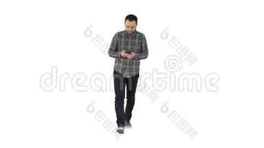年轻人走路和使用手机，在白色背景上<strong>发信息</strong>。