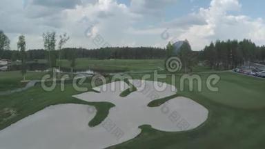 鸟瞰高尔夫球场，池塘和高尔夫球场的绿色草坪.. 美丽高尔夫球场的沙堡。