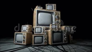 一堆复古古董电视在黑暗的房间里。 现实的4k动画。