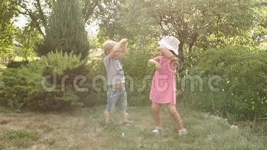 夏天，两个小孩子在公园里玩耍