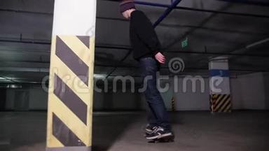一个年轻人在停车场里玩滑板