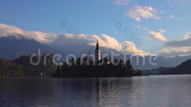日落时在小岛上举行圣玛丽教堂的布莱德湖；欧洲斯洛文尼亚布莱德