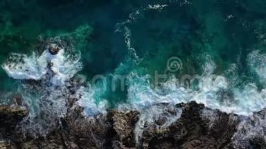 无人的海岸的俯视图。 特内里费岛的<strong>岩石</strong>海岸。 空中无人机的<strong>海浪</strong>到达海岸的画面