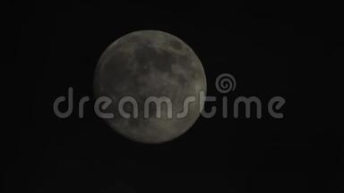 月亮上有云在漆黑的夜空中掠过，时间流逝，阴云密布，明亮的月亮上有云，非常详细的视频