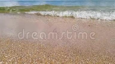 海浪在<strong>缓慢</strong>的运动中，海浪在<strong>缓慢</strong>的运动中沿着海滩滚动，美丽的海景。
