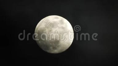 月亮上有<strong>云</strong>在漆黑的夜空中掠过，时间流逝，阴<strong>云</strong>密布，明亮的月亮上有<strong>云</strong>，非常详细的<strong>视频</strong>