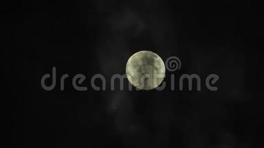 月亮上有云在漆黑的夜空中掠过，<strong>时间</strong>流逝，阴云密布，明亮的月亮上有云，非常详细的<strong>视频</strong>