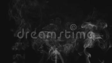 现实的抽象烟雾蒸气效应。 白色烟雾在黑色背景上缓慢运动。 漂浮的雾云。