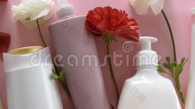在新鲜的粉红色背景上俯瞰<strong>不同</strong>的卫生<strong>产品</strong>和花卉。 健康美容治疗
