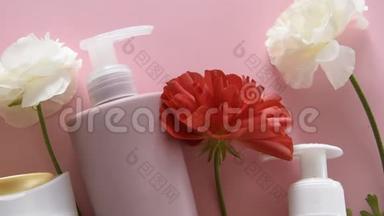 在新鲜的粉红色背景上俯瞰不同的卫生产品和花卉。 健康美容治疗