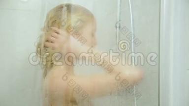 漂亮的女人用洗发<strong>水</strong>洗澡