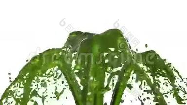 美丽的喷泉绿色液体飞溅，喷泉3D白色背景与阿尔法哑光。 许多果汁流升高
