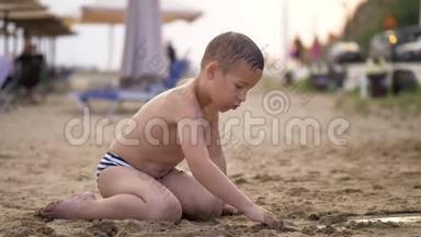孩子暑假在沙滩上玩沙子