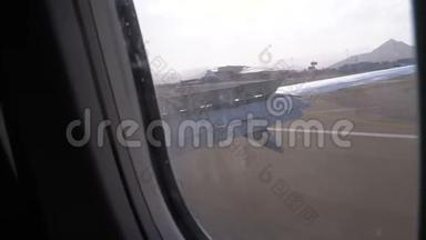 着陆飞机。 从机场飞机机翼上的窗户可以看到。