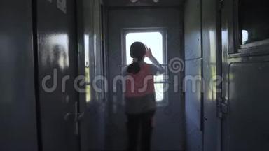 小女孩是一个乘火车旅行的背包客。 生活方式旅行运输铁路概念。 旅<strong>游学</strong>校