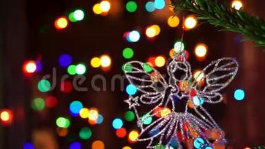手女人用圣诞彩灯装饰圣诞树。