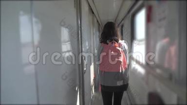 十几岁的女孩走在<strong>火车车厢</strong>里，带着生活方式和背包。 旅游运输铁路概念。 小可爱