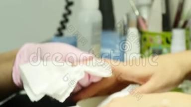 特写镜头：一名妇女在<strong>美甲沙龙</strong>接受美容师用指甲锉修指甲。修指甲的女人