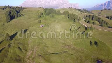 高海拔草地的空中无人机景观，形成柔软的山丘。 意大利阿尔塔巴迪亚多洛米特斯
