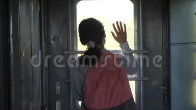 小女孩的生活方式是坐火车旅行的背包客。 旅游运输铁路概念。 旅游学校