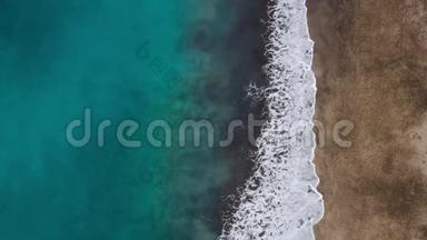 大西洋上沙漠黑色海滩的俯视图.. 特内里费岛海岸。 空中无人驾驶飞机的海上镜头