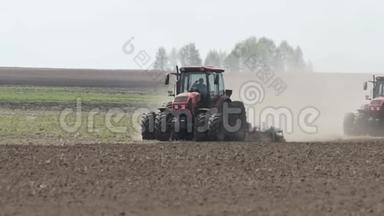 农用拖拉机在农田上耕作. 农用拖拉机耕田