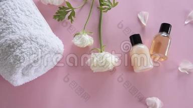 有机护肤品和粉色背景上娇嫩的花朵.. 健康化妆品