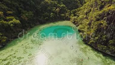 科罗恩，巴拉望，菲律宾，鸟瞰美丽的双子泻湖和石灰石悬崖。
