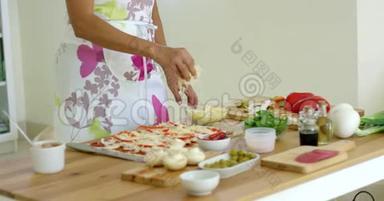 在厨房准备自制披萨的女人