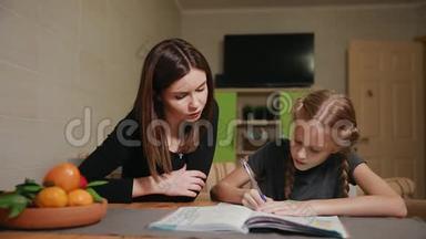 母亲和女儿做学校作业。 妈妈帮忙处理。