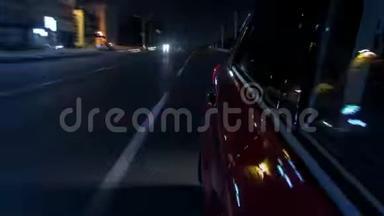快速驾驶汽车在城市时间超移的一条夜间大道上的城市景象