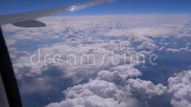 从<strong>云层</strong>上的飞机窗口观看。 一架飞机飞过<strong>云层</strong>的翅膀