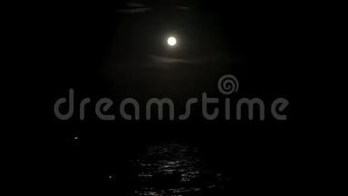 满月的光在海水中反射，满月在大海中反射