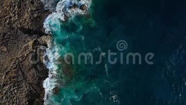 无人的海岸的俯视图。 特内里费岛的岩石海岸。 空中无人机的海浪到达海岸的画面