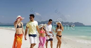 人们在沙滩<strong>上</strong>散步聊天，男子和妇女交流旅<strong>游团</strong>体暑假