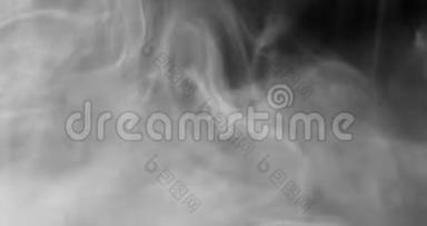 烟雾背景。 白色烟雾漂浮在黑色背景下的空间中