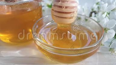 新鲜蜂蜜，木制背景上盛开的樱桃甜点