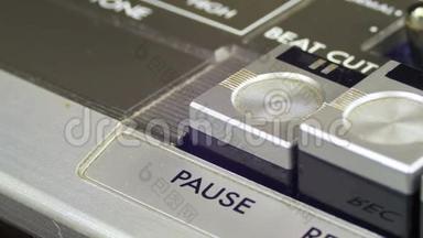 音频盒式播放器上的按键暂停控制按钮